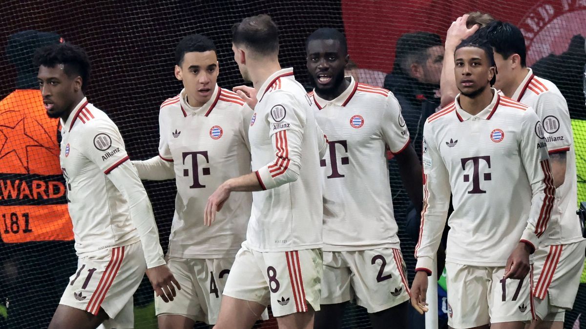 Die Spieler vom FC Bayern München freuen sich über das Tor zum 0:1 durch Harry Kane (FC Bayern München) beim Achtelfinal-Rückspiel der UEFA Champions League (Saison 2024 25) Bayer Leverkusen - FC B...