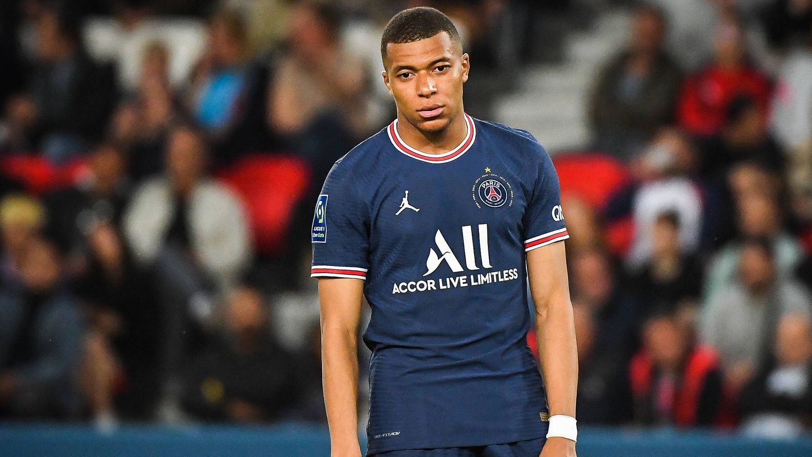 
                <strong>Mutter von Mbappe: "Angebote von PSG und Real fast identisch" </strong><br>
                Noch kurz vor der Verkündung der Entscheidung rund um ihren Sohn, klärte Kylian Mbappes Mutter über die Verhandlungen auf. "Die Angebote von PSG und Real Madrid sind fast identisch. Bei Real behält mein Sohn die Bildrechte. Nun warten wir auf seine Entscheidung", sagte Fayza Lamari bei "Kora Plus". 
              