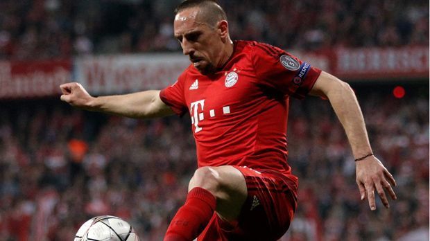 
                <strong>Franck Ribery</strong><br>
                Franck Ribery: Zwei Tage vor seinem 33. Geburtstag unterwegs wie ein maximal 23-Jähriger. Viel Dampf zu Beginn, kaum zu stoppen. Baute anschließend ab. Dann nur noch vereinzelt gefährlich. Wird halt doch 33 - und nicht 23. ran-Note: 2.
              