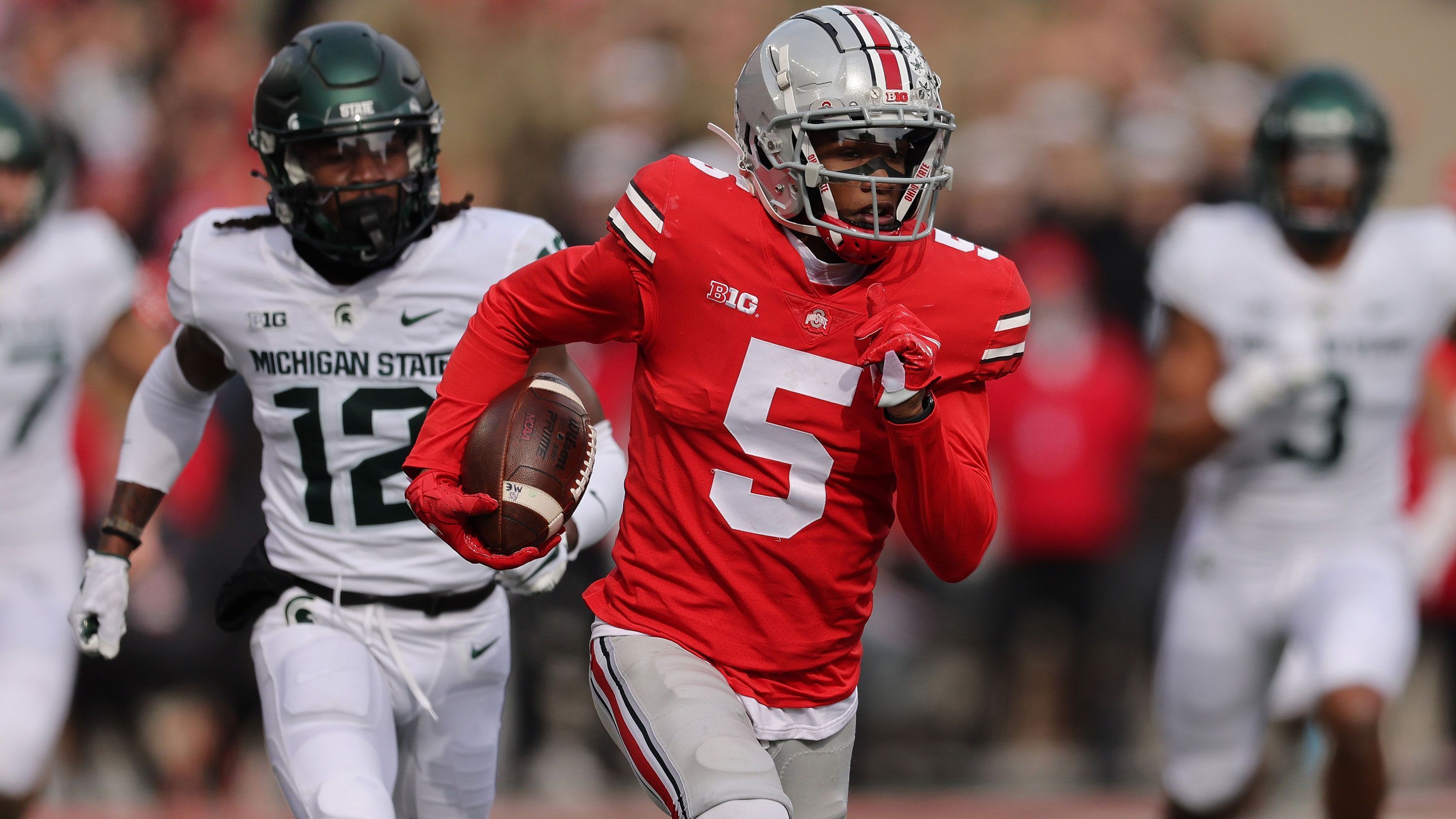 
                <strong>Garrett Wilson (Ohio State Buckeyes)</strong><br>
                Gemeinsam mit Olave bildete Wilson an der Ohio State ein brandgefährliches Passempfänger-Duo, 2021 verzeichnete er 1.058 Receiving Yards sowie zwölf Touchdowns. Anders als sein kongenialer Partner ist Wilson kein starker Route Runner und hat besonders in diesem Bereich noch Luft nach oben. Im Gegensatz dazu verfügt er aber über eine gute Antizipation, eine exzellente Beschleunigung auf den ersten Metern und die Fähigkeit, Yards after Catch zu generieren. Allerdings bereiteten ihm physische Passverteidiger Probleme, vor allem in der Manndeckung. Er dürfte am ersten oder zu Beginn des zweiten Tages ausgewählt werden.
              