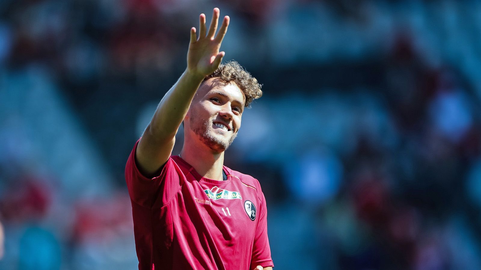 
                <strong>Luca Waldschmidt (SC Freiburg)</strong><br>
                Er ist der Shooting-Star der Freiburger: Luca Waldschmidt. Mit seiner erstmaligen Berufung in Jogi Löws Kader für die deutsche Nationalmannschaft hat der Ex-HSV-Profi den nächsten Schritt gemacht - mit 23 Jahren, nachdem er noch im Sommer 2019 mit der U21 Vize-Europameister in Italien wurde. Für Waldschmidt geht es auf der Karriereleiter aktuell steil nach oben. Kein Wunder also, dass die Freiburger seinen bis 2022 laufenden Vertrag angeblich mit einer Ausstiegsklausel ausgestattet haben, die sich im Breisgau sehen lassen kann. Wie die "Sportbild" erfahren haben will, ist der Torjäger im Sommer 2020 für eine festgeschriebene Ablöse in Höhe von 23 Millionen Euro zu haben. ran.de wirft einen Blick auf weitere Ausstiegsklauseln der Bundesliga-Profis.
              