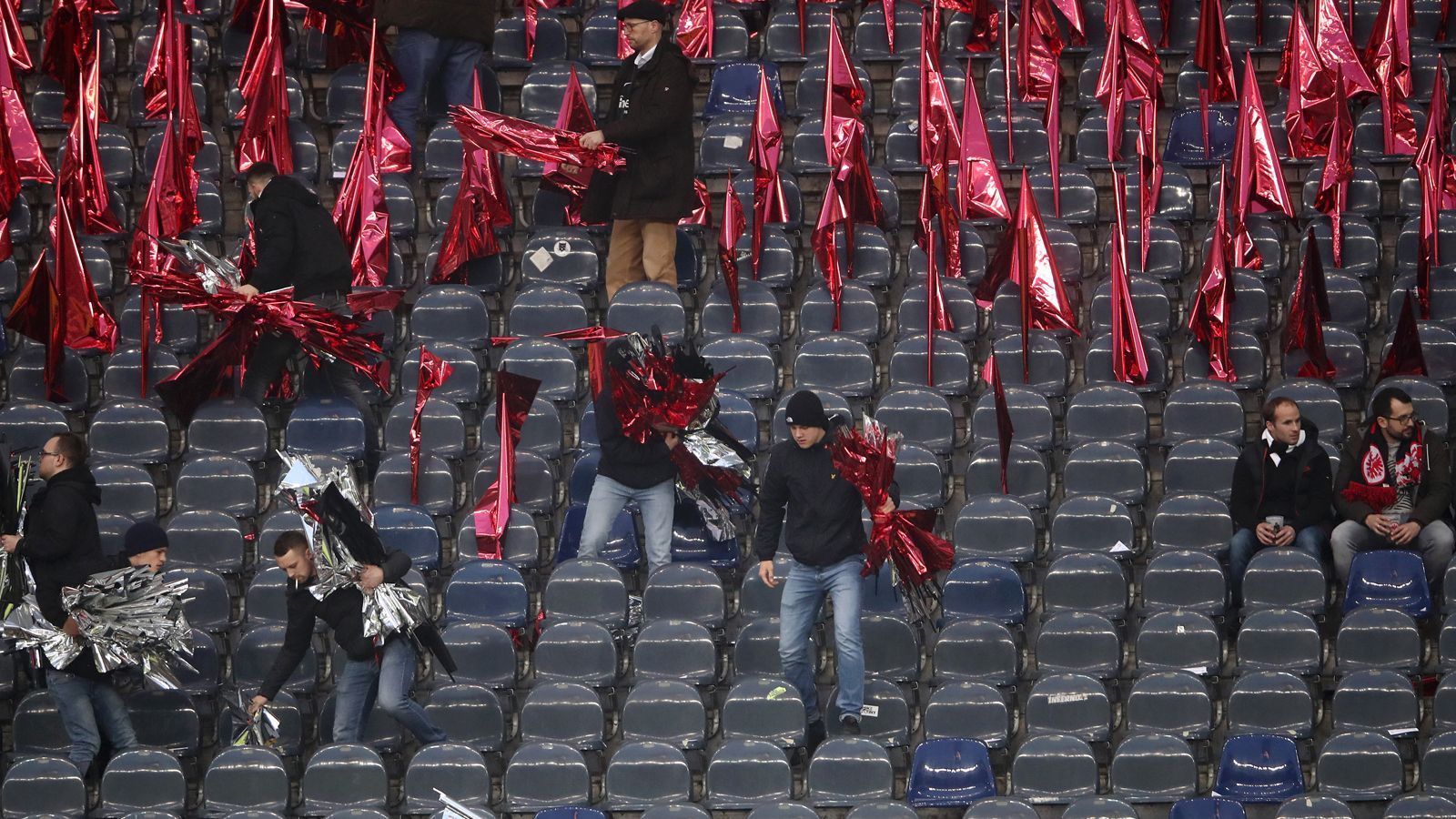 
                <strong>Aus Protest gegen Polizeieinsatz: Eintracht Fans zerstören eigene Choreo</strong><br>
                Schon den am Tag soll die Polizei demnach Räume der Frankfurter-Ultras durchsucht haben. Aus Protest gegen diesen Polizeieinsatz sagten die Ultras der Hessen die Choreo kurzerhand ab. 
              