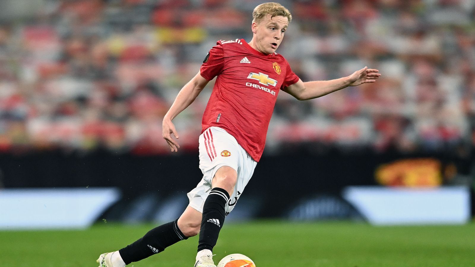 
                <strong>Donny van de Beek (Manchester United)</strong><br>
                Als der Niederländer Donny van de Beek im September 2020 für knapp 40 Millionen Euro von Ajax Amsterdam zu Manchester United wechselte, hatten sich alle Beteiligten davon einen Top-Deal versprochen. Gut acht Monate später muss man festhalten, dass der Mittelfeldspieler noch nicht wirklich in Manchester angekommen ist. Meistens findet sich der 24-Jährige in der Premier League auf der Bank wieder, kam bislang nur zu knapp 320 Spielminuten in Englands Fußball-Oberhaus. Lediglich zweimal stand Van de Beek, der mit der Tochter von Arsenal-Ikone Dennis Bergkamp liiert ist, in der United-Startelf. In englischen Medien wird nach der unbefriedigenden Saison schon über einen Abgang Van de Beeks im Sommer 2021 spekuliert. Sein Vertrag läuft eigentlich noch bis 2025. 
              