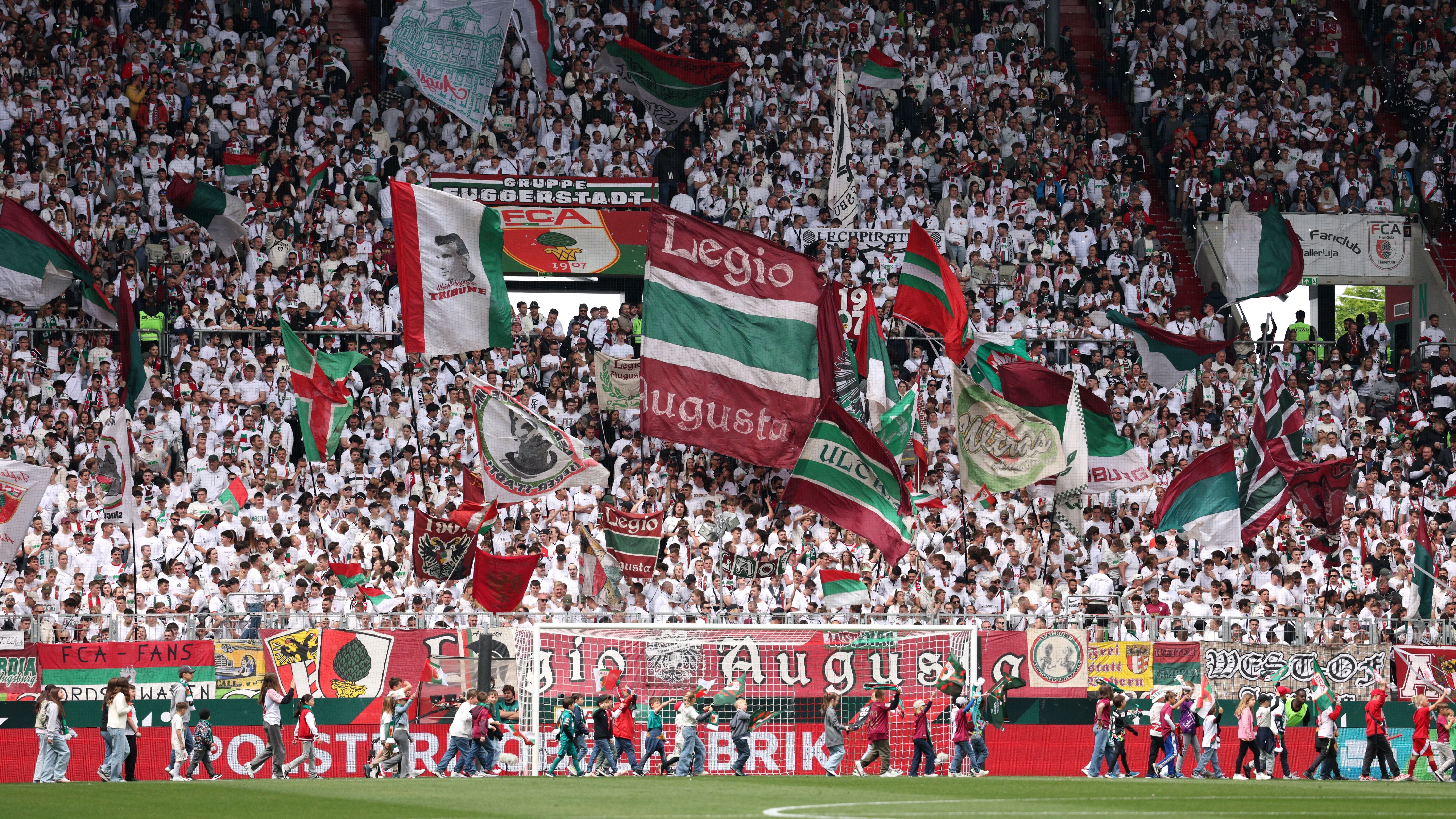 <strong>Platz 16:&nbsp;FC Augsburg</strong><br>• Durchschnittliche Anzahl an Auswärtsfans: 1.497<br>• Höchste Anzahl an Auswärtsfahrern: 4.000 (in München)<br>• Niedrigste Anzahl an Auswärtsfahrern: 300 (in Leipzig)