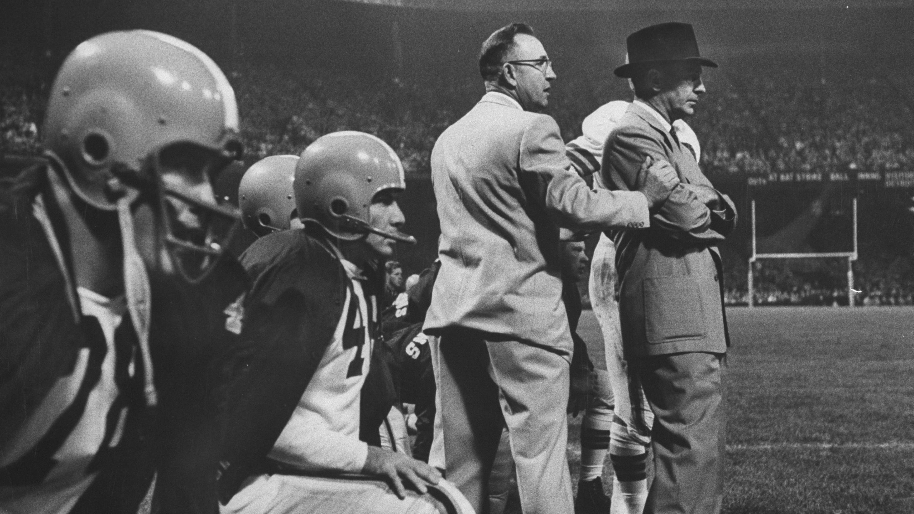 <strong>Platz 4: Cleveland Browns von 1950 (Bilanz: 10-2, NFL-Champions, Head Coach: Paul Brown)</strong><br>"Sports Illustrated" sieht in Coach Brown nicht nur einen Trainer, sondern einen Revolutionär: "Brown brachte eine ganze Reihe von Innovationen in die NFL ein, darunter das Videostudium, moderne Scouting-Praktiken und das Ansagen von Spielzügen von der Seitenlinie."