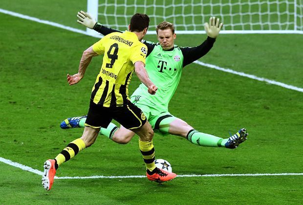 
                <strong>Neuer gegen Lewandowski</strong><br>
                Am 25. Mai 2013 läuft das wohl wichtigste Duell zwischen Lewa und Neuer. Im Champions-League-Finale gegen den BVB sichern sich die Bayern den begehrten Henkelpokal. Lewandowskis Großchance (oben) macht Neuer zunichte.
              