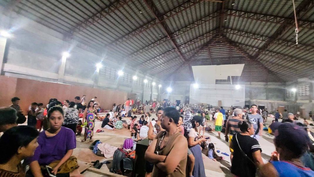 Surigao del Sur, 3. Dezember 2023 - Einwohner suchen Schutz in einem Evakuierungszentrum, nachdem ein Erdbeben die philippinische Provinz Surigao del Sur am 3. Dezember 2023 erschüttert hat.