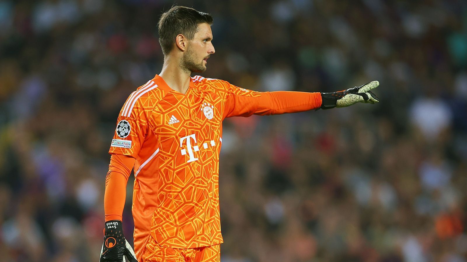 
                <strong>Sven Ulreich</strong><br>
                Routinier Sven Ulreich kam in der Saison 2022/23 zu acht Pflichtspiel-Einsätzen und zeigte sich dabei als zuverlässiger Backup, ohne großartig zu glänzen. Sollte Sommer den Klub tatsächlich schon nach einem halben Jahr wieder verlassen, wird der frühere Stuttgarter Ulreich wieder zur Nummer 2 hinter Neuer. ran-Note: 3
              