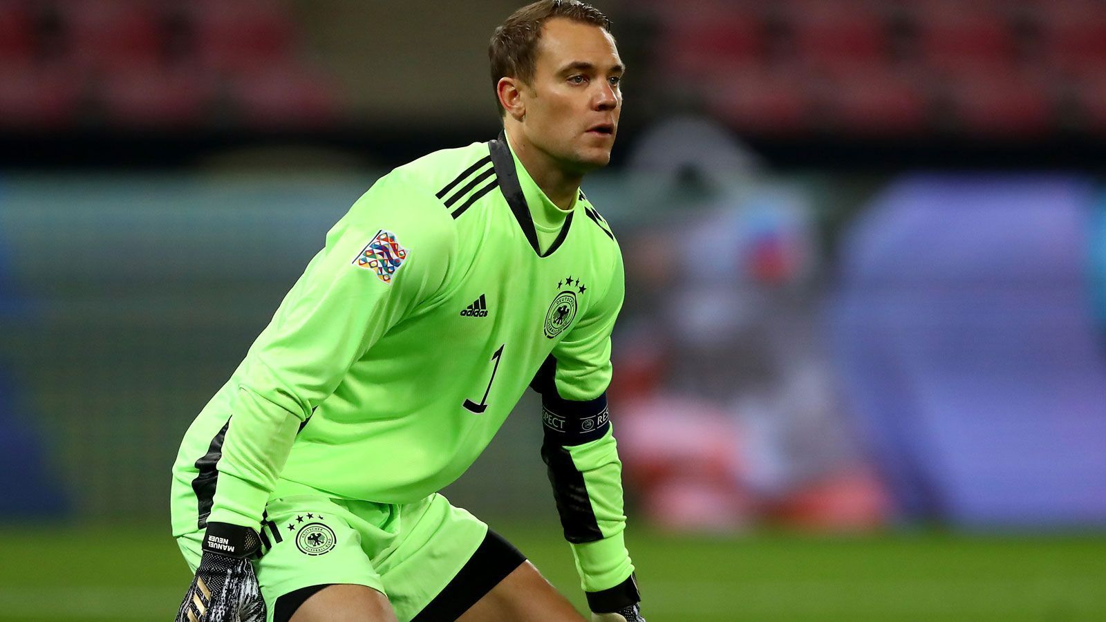 
                <strong>Sicher dabei: Manuel Neuer (Tor, Bayern München)</strong><br>
                An Manuel Neuer führt einmal mehr kein Weg vorbei. Schien der Kapitän vor der WM 2018 wegen seines Fußbruchs ernsthaft um seinen Stammplatz bangen zu müssen, hat er sich längst wieder auf einem absoluten Topniveau stabilisiert. Vor allem angesichts der wahrscheinlich recht unerfahrenen Abwehrreihe vor ihm wird seine Persönlichkeit auf dem Rasen umso mehr gefragt sein. Es wird Neuers sechstes großes Turnier.
              