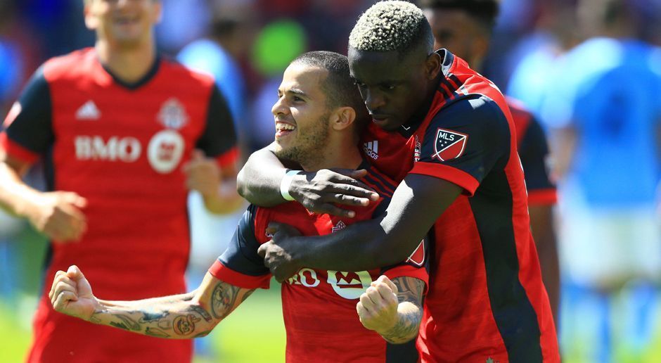 
                <strong>Conference Semifinals: Toronto FC </strong><br>
                Auch Vorjahresfinalist Toronto FC wird erst später in das Geschehen einsteigen. Sie erreichten den ersten Platz im Osten, weit abgeschlagen mit zwölf Punkten Vorsprung vor New York. Der ehemalige Juve-Star Sebastian Giovinco spielt seit 2015 in Kanada und erzielte in dieser Saison bereits 16 Tore. Mit 69 Punkten nach der regulären Spielzeit stellt Toronto einen neuen MLS-Rekord auf. Im Team der Kanadier spielt der ehemalige Gladbacher Michael Bradley.
              