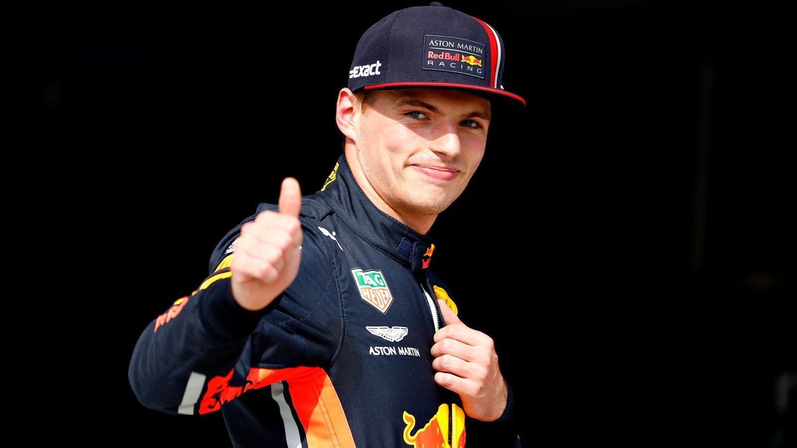 
                <strong>Max Verstappen (Aston Martin Red Bull Racing)</strong><br>
                Auf lange Sicht dürfte Max Verstappen mindestens der größte Herausforderer von Hamilton werden. Kurzfristig verhilft der Niederländer Red Bull zu neuem Glanz. Kein Wunder, dass die Österreicher schon vorzeitig seinen bis Ende 2020 laufenden Vertrag verlängert hat. Verstappen will angreifen: "Wir sind die Reise gemeinsam angetreten und sie haben mich vom ersten Tag an unterstützt. Ich will mit Red Bull und Honda gemeinsam den WM-Titel gewinnen. Das Beste kommt noch", twitterte der Niederländer dazu. Allerdings enthält sein neuer Kontrakt wohl auch Ausstiegsklauseln, wie Motorsport-Chef Helmut Marko verriet.Vertrag bis: Ende 2023
              