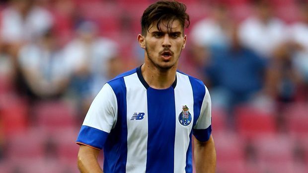 
                <strong>Mittelfeld: Ruben Neves (FC Porto)</strong><br>
                Der Portugiese gehört zu den größten Talenten der Welt. Mit 18 Jahren und 221 Tagen brach er in der vergangenen Champions-League-Spielzeit einen Rekord: Er ist der jüngste Kapitän der Geschichte des Wettbewerbs! Damals übernahm er die Binde notgedrungen. Seine Ausstiegsklausel liegt wohl bei 40 Millionen Euro. Trotz seines jungen Alters hat Neves bereits 76 Pflichtspiele für den FC Porto absolviert.
              