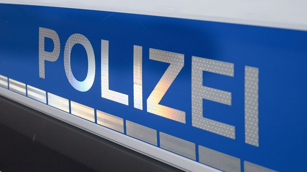 Der Polizei-Schriftzug auf einem Einsatzwagen. 