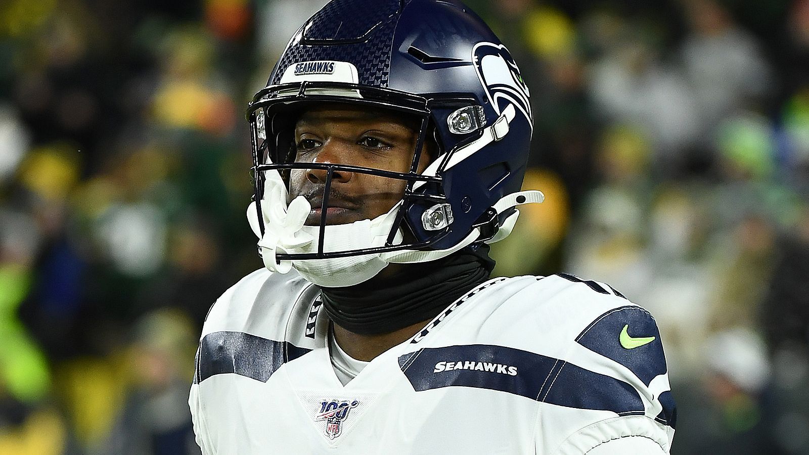 
                <strong>Malik Turner (Seattle Seahawks)</strong><br>
                In der zweiten Hälfte kamen die Seattle Seahawks den Green Bay Packers auf dem Scoreboard immer näher. Aus dem 3:21-Pausenrückstand war kurz vor dem Two-Minute-Warning ein 23:28 geworden. Dass dies auch den Endstand darstellte, lag auch an Malik Turner. Im letzten Drive der Gäste bekam er einen Ball von Russell Wilson zugeworfen, der jedoch von seiner Brust abprallte und schließlich auf dem Rasen landete. Die Chance auf ein neues First Down, zu dem Seattle anschließend nicht mehr kam, wäre da gewesen. So blieb der Wide Receiver in seinem vielleicht letzten Spiel für die "Hawks" bei drei Targets ohne Catch. Sein Vertrag läuft aus. Es wäre ein besonders bitteres Ende, zumal sich Turner gerade erst nach einer Gehirnerschütterung zurückgemeldet hatte.
              