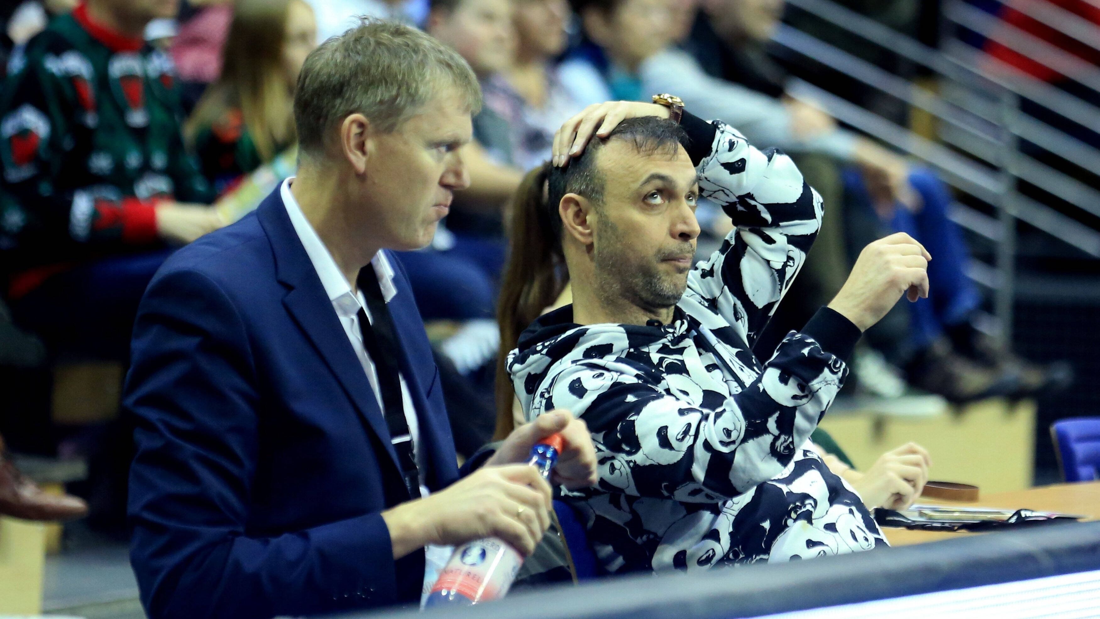 
                <strong>Panda Time </strong><br>
                Schon vor der EM glänzte der Handball-Funktionär immer wieder mit "tierisch" guten Sweater-Motiven, hier beim HBL-Spiel der Füchse Berlin gegen DHfK Leipzig im Dezember 2019.
              