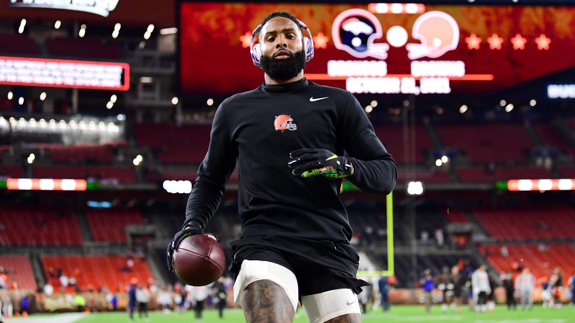 
                <strong>Die Kirsche auf der Torte: Odell Beckham Jr. </strong><br>
                Auch wenn Odell Beckham Jr. nicht per Trade zu den Rams wechselte, steht er sinnbildlich für die Aggressivität der Franchise, die sich nun endgültig in Lauerstellung auf den Super Bowl bringt. "OBJ" kann als echter Luxus-Transfer bezeichnet werden, denn mit Cooper Kupp und Robert Woods stehen bereits zwei außerordentlich gute Receiver im Kader. Die Anspielstationen von Stafford sind eigentlich zum großem Teil vergeben. Umso erstaunlicher, dass sich das Team kurz von der Trade-Deadline einvernehmlich vom routinierten Receiver DeSean Jackson trennte, weil er zu wenig Spielzeit bekam. Mit Beckham Jr. holen sich die Rams jedoch einen echten X-Faktor für die Playoffs ins Boot. Als Vorbild dient hier sicherlich Antonio Brown von den Tampa Bay Buccaneers. Dieser wechselte ebenfalls im vergangenen Jahr spät in der Saison nach Tampa und war beim späteren Super-Bowl-Gewinn eine feste Größe in der Offensive um Tom Brady. 
              