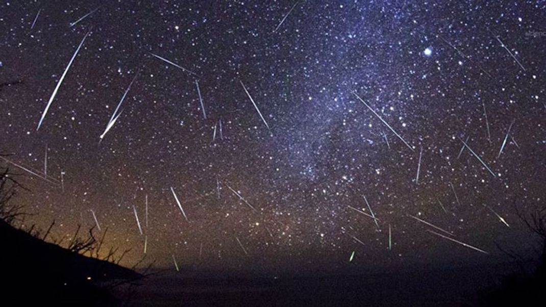 Sternschnuppen sind kleinste Partikel, die in der Atmosphäre verglühen. Mehrmals im Jahr kommt es zu regelrechten Sternschnuppen-Schauern (hier eine montierte Collage aus einzelnen Aufnahmen).