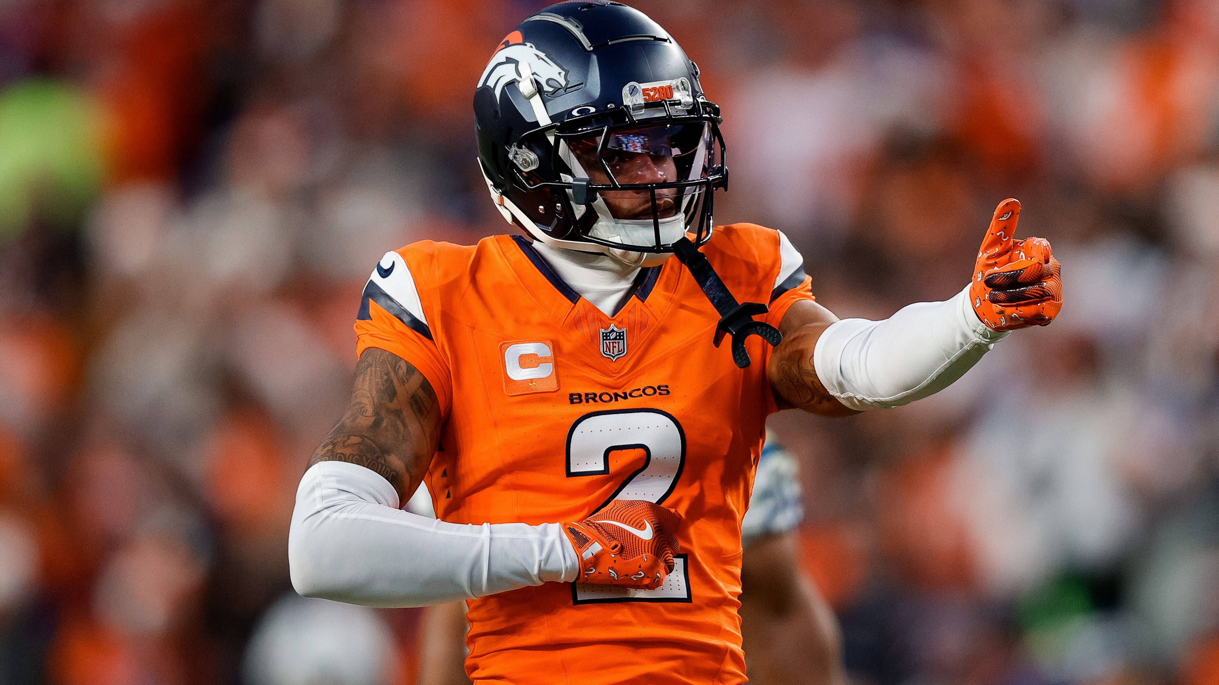 <strong>Defensive Player of the Year: Patrick Surtain (Cornerback, Denver Broncos)</strong><br>In den vergangenen Jahren dominierten Pass Rusher diese Kategorie, doch in dieser Saison ragte ein Passverteidiger heraus. Patrick Surtain von den Broncos nahm reihenweise selbst die besten Receiver der Liga aus dem Spiel und sorgte statistisch für Rekord-Tiefstwerte beim Quarterback-Rating, wenn Bälle in seine Richtung geworfen wurden. Dass die Broncos-Defense eine so starke Saison spielte, hatte viel mit Surtain zu tun.