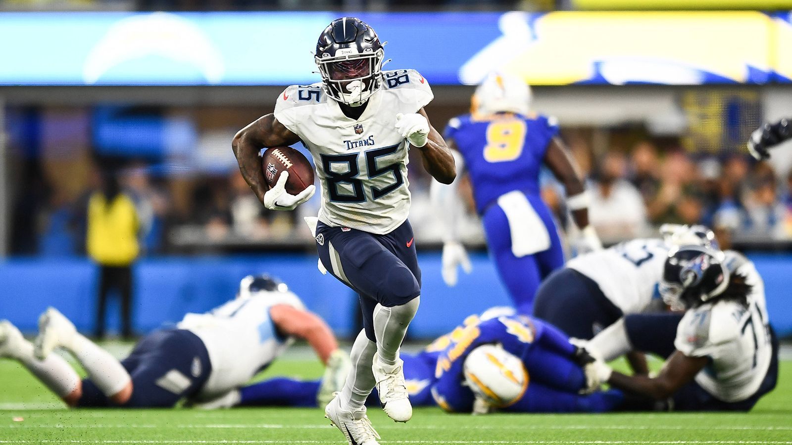 
                <strong>27. Platz: Tennessee Titans</strong><br>
                &#x2022; Starter: Chigoziem Okonkwo<br>&#x2022; Backups: Josh Whyle, Trevon Wesco<br>450 Yards und drei Touchdowns sammelte "Chig" Okonkwo in seiner Rookie-Saison. Darauf lässt sich aufbauen! Der Youngster wird mit seinen Fähigkeiten kreativ eingesetzt, ist - wenn man den Körperbau betracht - eigentlich kein klassischer Tight End. Rookie Josh Whyle bringt eine spannende Kombination aus Tempo und Größe mit, Trevon Wesco hat bereits einige NFL-Jahre auf dem Buckel.
              