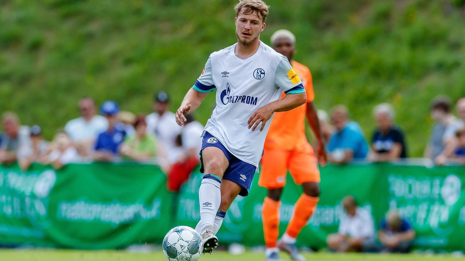 
                <strong>Jonas Hofmann</strong><br>
                Gegen Leverkusen feierte der passsichere zentrale Mittelfeldspieler sein Bundesliga-Debüt, auch wenn Wagner ihm nur zwei Minuten gab. In der Regionalliga West steuerte der 23-Jährige sieben Vorlagen in 22 Spielen bei. Im unruhigen Mittelfeld der Schalker gibt es viel Luft nach oben. Hofmann könnte diese Chance in der nächsten Saison nutzen. 
              