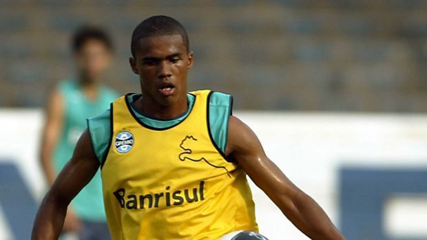 
                <strong>Seine Entwicklung: Atemberaubend</strong><br>
                3. Seine Entwicklung: Atemberaubend. Schon zu seiner Jugendzeit ist das Potenzial von Douglas Costa erkennbar. Unter anderem wird er als Torschützenkönig und Spieler des Turniers beim Punta Cup, einem der wichtigsten Jugendturniere Südamerikas, ausgezeichnet. 
              