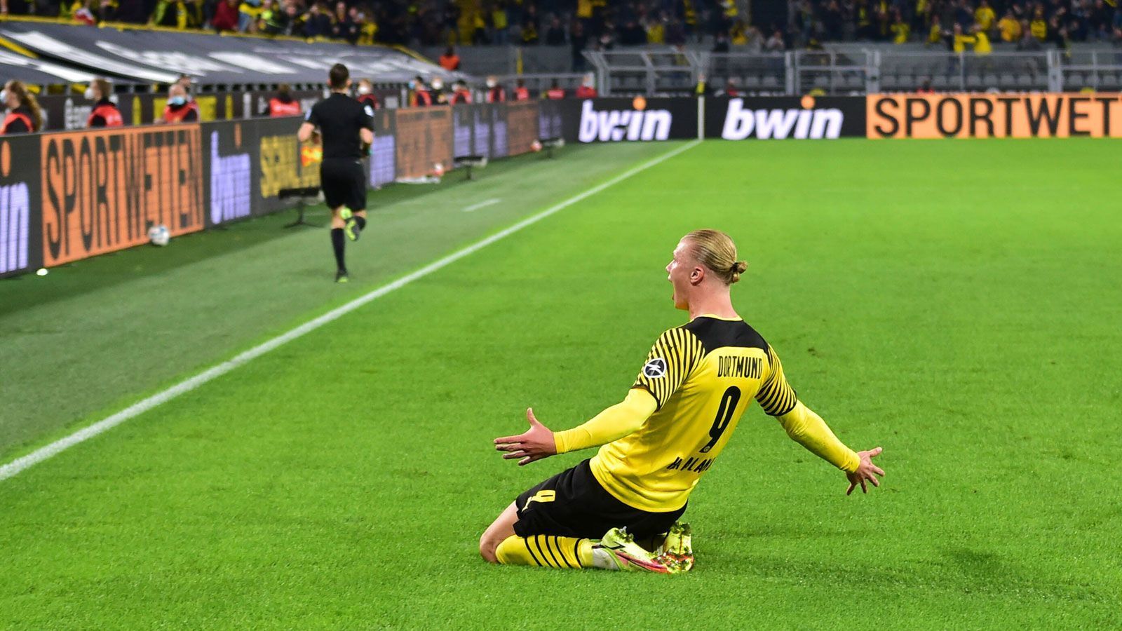 
                <strong>Das Torjägerduell bei Borussia Dortmund gegen TSG Hoffenheim</strong><br>
                Zum Abschluss seines Jubellaufs rutscht der Mann des Abends über den Rasen. Klarer Punktsieger im Duell: Haaland. Widerworte zwecklos.
              