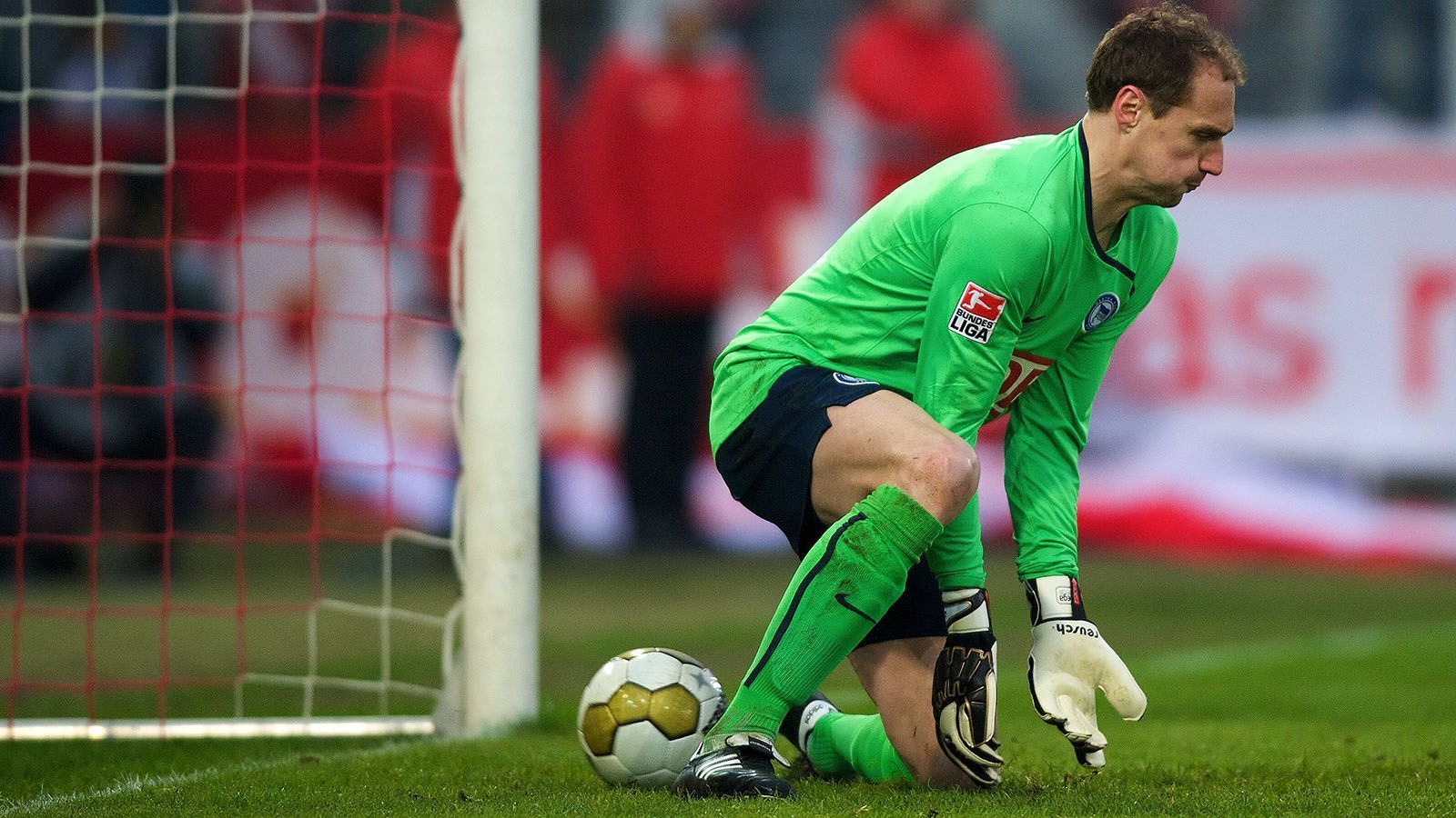 
                <strong>Jaroslav Drobny (Hertha BSC) </strong><br>
                7. März 2009: Energie Cottbus – Hertha BSC (1:3)Diesen Moment würde Jaroslav Drobny sicher gerne aus seinem Gedächtnis streichen. Ausgerechnet im Ostduell gegen Cottbus patzte der damalige Hertha-Keeper. Gegen die Lausitzer ließ der tschechische Keeper einen Freistoß von Atan aus 20 Metern zwischen seinen Beinen durchflutschen. Dank eines Dreierpacks von Drobnys Mitspieler Voronin konnten die Berliner die Partie am Ende mit 1:3 für sich entscheiden.
              