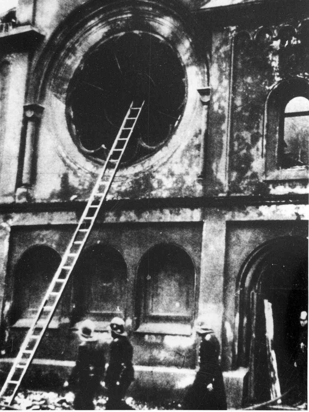 Das historische Foto vom 10. November 1938 zeigt Feuerwehrleute vor der Synagoge in der Fasanenstraße, Berlins größtem Haus der Jüdischen Gemeinde.