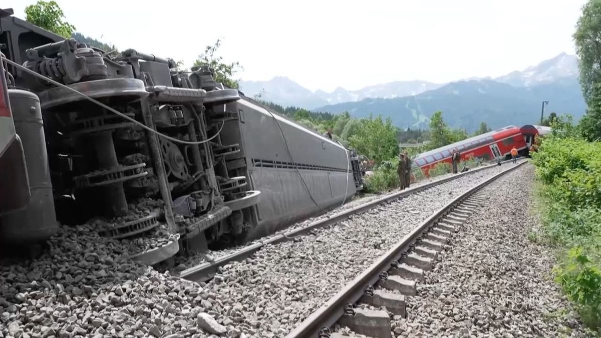 Der umgekippte Zug nach dem Unfall in Garmisch-Partenkirchen