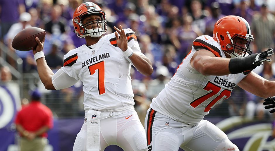 
                <strong>Cleveland Browns: DeShone Kizer</strong><br>
                Eigentlich als Starter in die Saison gegangen, muss Rookie DeShone Kizer schon nach fünf Spielen wieder als Backup auf der Bank Platz nehmen. 851 Yards und drei Touchdowns bei neun (!) Interceptions waren offenbar sogar für die Browns zu schlecht. Kevin Hogan übernimmt bis auf weiteres den Job als Starter.
              