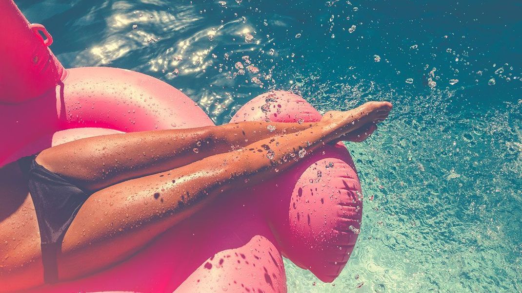 Sonnenbaden und barfuß am Strand gehen – ja, das haben wir alle gern! Doch wie wirkt sich das auf unsere Füße aus? Im Beauty-Artikel verraten wir dir die Pflegetipps für raue Füße. 