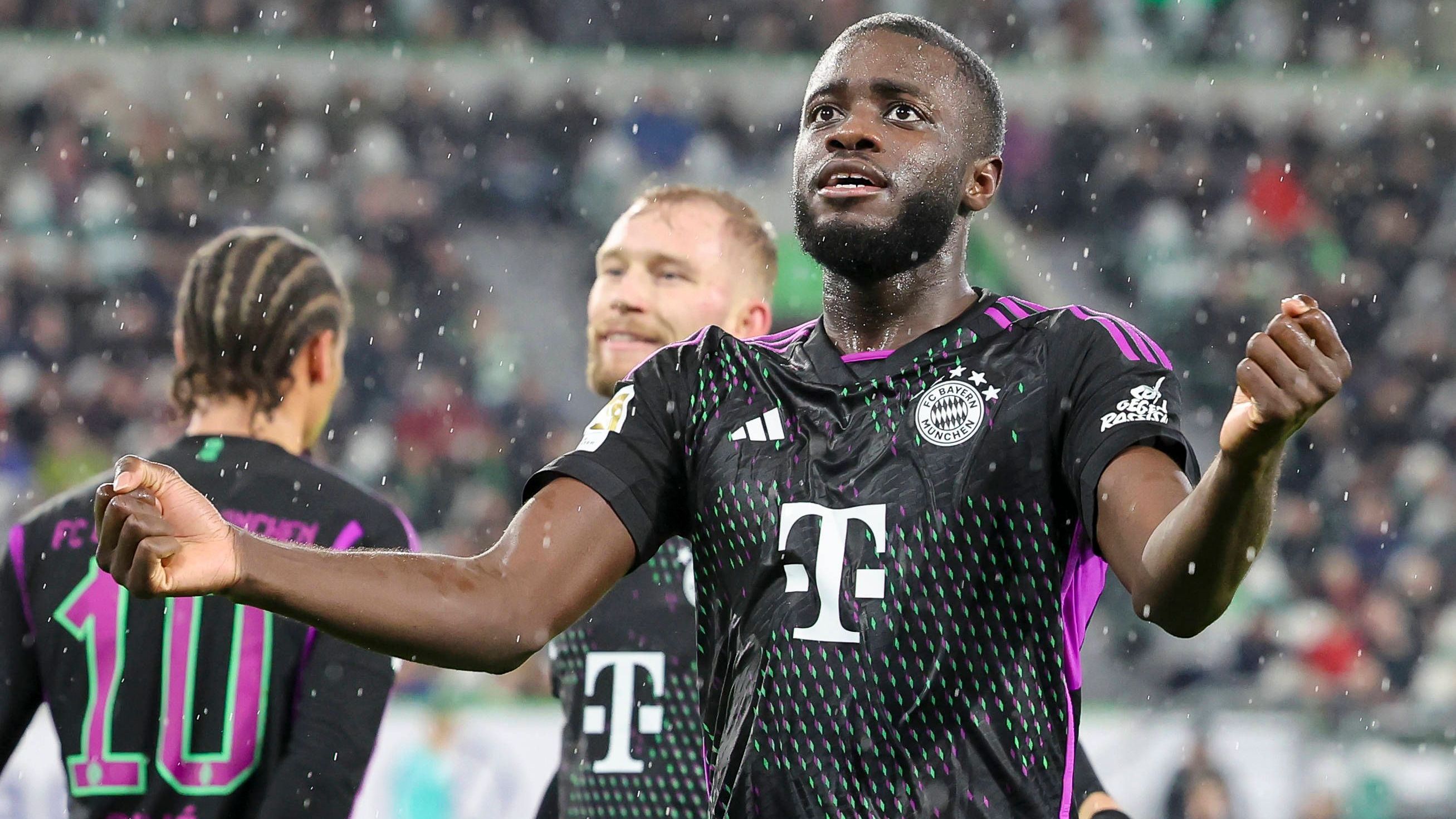 <strong>Dayot Upamecano</strong><br>Der Innenverteidiger ist bei den Angriffen der Wolfsburger zur Stelle. Vor allem zu Beginn der 2. Halbzeit, als Wolfsburg sehr viel Druck ausübt, ist auf ihn Verlass. Im Spielaufbau beweist er eine gute Übersicht. <strong><em>ran</em>-Note: 3</strong>