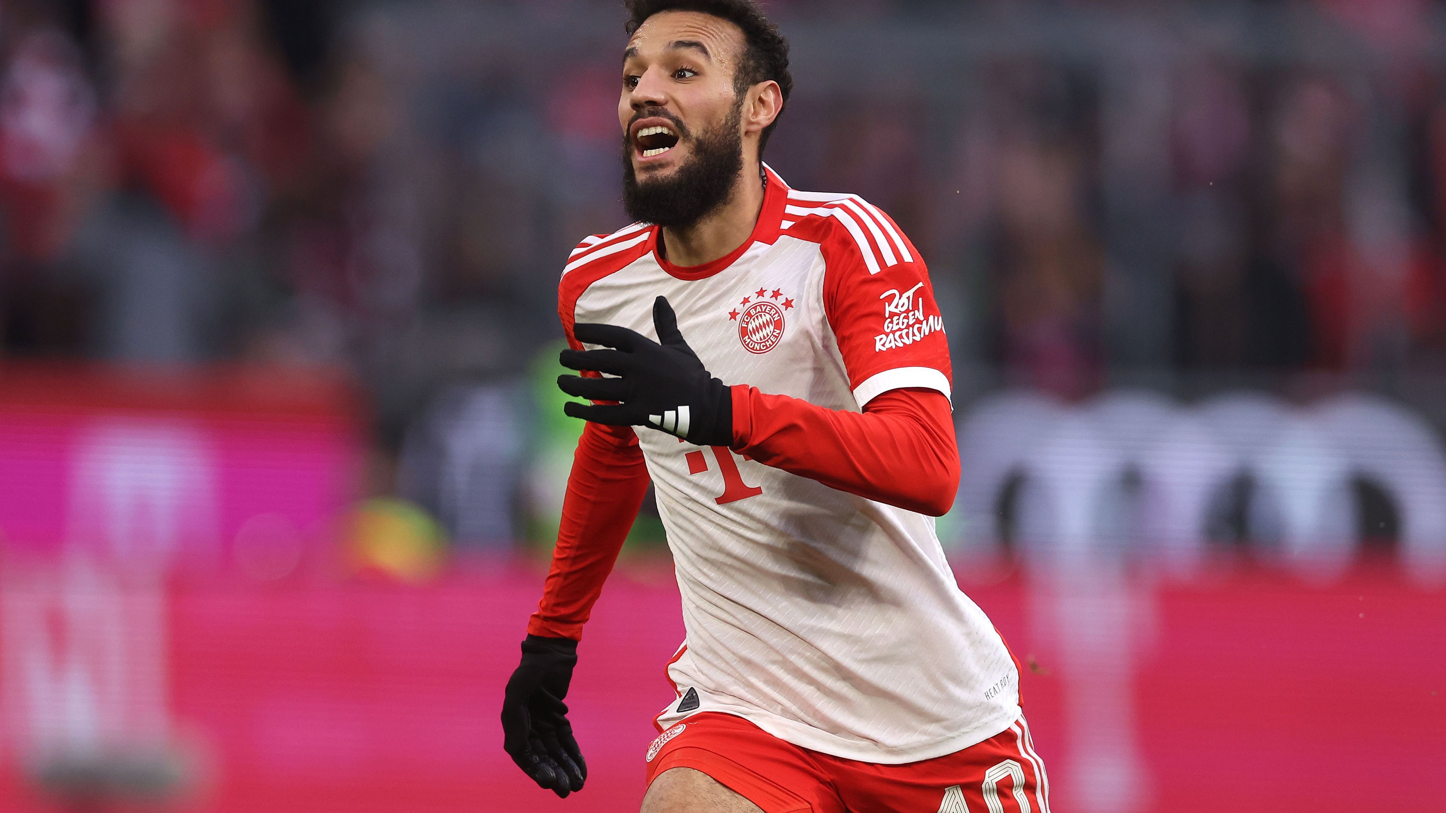 <strong>Noussair Mazraoui</strong><br>Wenn Noussair Mazraoui bald vom Afrika-Cup zurückkehrt, so eventuell die Rechnung der Bayern, ist man rechts hinten auch wieder gut genug aufgestellt. Ein Spiel mit dem Feuer: Der Marokkaner war häufig verletzt, reiste angeschlagen zur Nationalmannschaft und scheint dort weiterhin mit Problemen zu kämpfen.