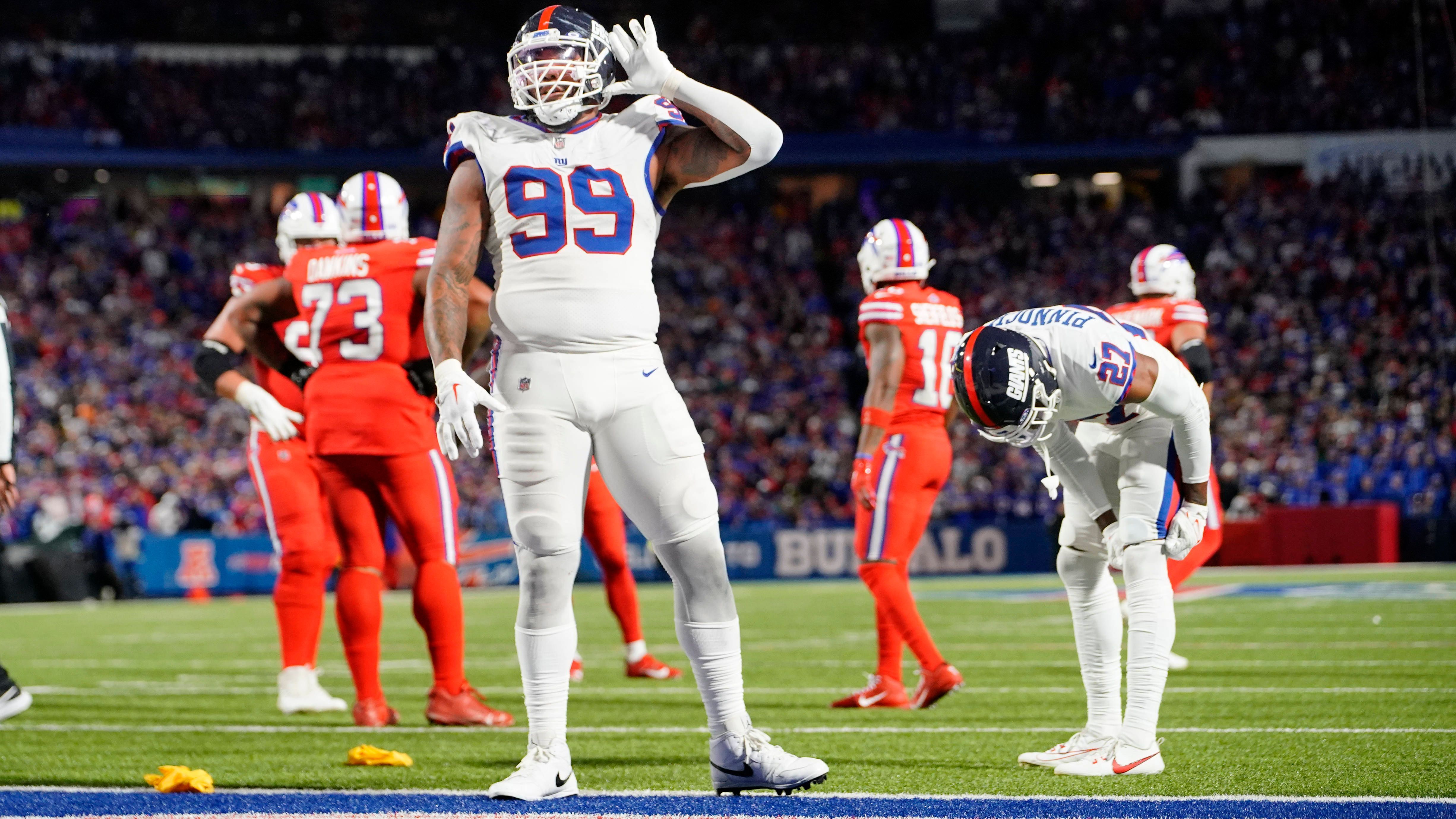 <strong>Leonard Williams (Seattle Seahawks)<br></strong>Die Seattle Seahawks traden für Defensive Tackle Leonard Williams von den New York Giants, wie NFL-Insider Ian Rapoport berichtet. Für das Defense-Monster geben die Seahawks einen Zweitrunden-Pick 2024 und einen Fünftrunden-Pick 2025 aus. Der ehemalige Erstrundenpick aus dem Jahr 2015 verstärkt die Seahawks-Defense noch einmal enorm.&nbsp;