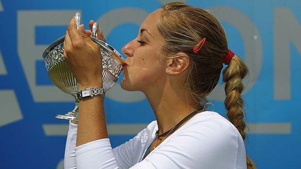 
                <strong>Der zweite Erfolg</strong><br>
                Im Jahr darauf war Sabine Lisicki dann wieder komplett fit und bewies, dass Charleston kein Einzelfall war. Im Juni 2011 feierte sie einen Turniersieg in Birmingham, ihr zweiter Erfolg auf der WTA-Tour. Im Finale bezwang sie die Slowakin Daniela Hantuchova mit 6:3, 6:2
              