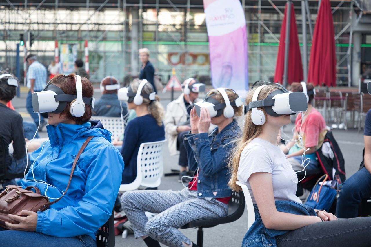 Kopfkino 2.0: Die futuristische Brille auf und ab in die Welt der Virtual Reality. Immer mehr Kinos, wie das Schweizer "We Are Cinema", machen ungewöhnliche Locations wie Garagen oder Stadtplätze zur Leinwand für VR-Cinema. Mach dich auf fremde Welten und eine 360-Grad-Rundumsicht gefasst - und mittendrin bist du.