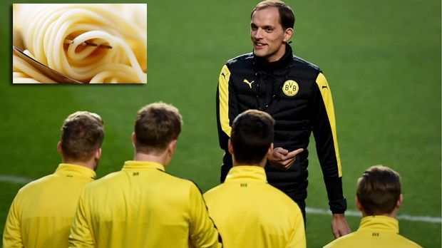 
                <strong>Borussia Dortmund: Nudeln, Olivenöl, Butter</strong><br>
                Thomas Tuchel hat den Ernährungsplan der Dortmunder Spieler auf den Kopf gestellt. Seitdem gibt es unter anderem keine herkömmlichen Nudeln mehr, sondern Vollkorn-Teigwaren. Statt Olivenöl wird mit Lein- und Walnussöl gekocht und auf Butter sollen die Spieler auch verzichten. Damit die Profis gesünder leben, vertraut Tuchel auf Athletiktrainer Rainer Schrey, der für die Profis zusätzlich individuelle Pläne austüftelt.
              