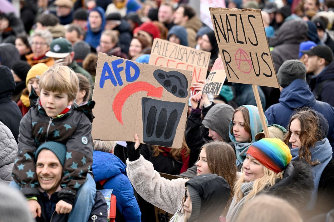 Die Demonstrant:innen in Berlin gehen unter dem Motto "Wir sind die Brandmauer" auf die Straße.