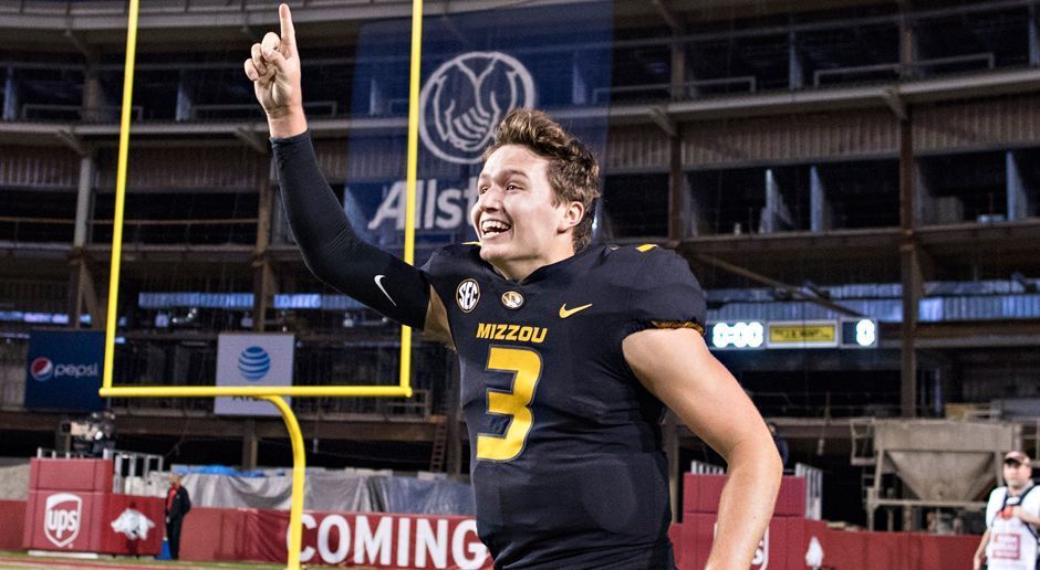 
                <strong>Drew Lock - University of Missouri</strong><br>
                Drew Lock hat diese Saison mit 43 Touchdowns bereits jetzt einen neuen SEC-Rekord aufgestellt. Des Öfteren hat er allerdings Probleme mit der Genauigkeit, er warf schon 12 Interceptions. Für Lock ist Runde vier bis sieben im Draft 2018 realistisch. Allerdings hat er auch noch die Option, ein Jahr am College zu bleiben.
              