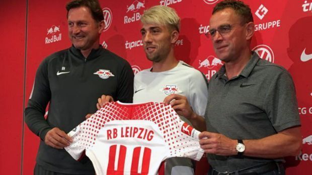 
                <strong>Kevin Kampl (von Leverkusen zu RB Leipzig)</strong><br>
                Kevin Kampl ist wieder mit seinen einstigen Förderern Ralph Hasenhüttl (li.) und Ralf Rangnick (re.) vereint. RB Leipzig holte Kampl für geschätzte 20 Millionen Euro aus Leverkusen. In Sachsen arbeitet der 26-Jährige wieder mit Trainer Hasenhüttl, der ihn einst nach Aalen holte und nach nur zwei Zweitliga-Spielen im Sommer 2012 wieder abgeben musste - weil der damalige Salzburg-Sportdirektor Ralf Rangnick am Deadline Day die Ausstiegsklausel aktivierte. In Österreich wurde Kampl zum Star und wechselte später zum BVB und zu Bayer. Seit 31. August ist Kampl zurück im Red-Bull-Imperium.
              