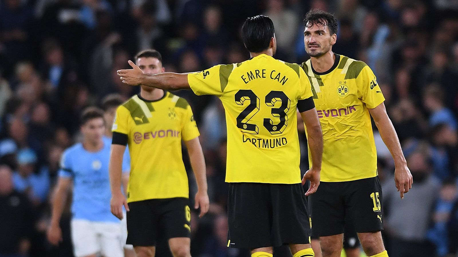 
                <strong>Zoff beim BVB</strong><br>
                Knirscht es in der Mannschaft von Borussia Dortmund? Nach dem 1:2 in Manchester zeigten TV-Bilder, wie Mats Hummels erst auf Marco Reus (mit erhobenem Zeigefinger) und dann auf Emre Can einredet. Auf Twitter meldete sich Hummels am Freitag zu Wort, erklärte: "Normalerweise äußere ich mich nicht zu diesen (Falsch-) Meldungen, aber dieses Mal nervt es mich zu sehr: Sowohl mit Marco als auch mit Emre ging es in Manchester nicht um individuelles Verhalten, sondern um unser mannschaftliches (!) Passivwerden in den letzten 15 Minuten des Spiels. Ich verstehe nicht, wieso einige Medien - ohne dass ich es denke oder es auch nur im Ansatz darum gegangen wäre - behaupten, ich hätte den beiden Fehler vorgeworfen." Die Stimmung beim BVB könnte trotzdem besser sein.
              