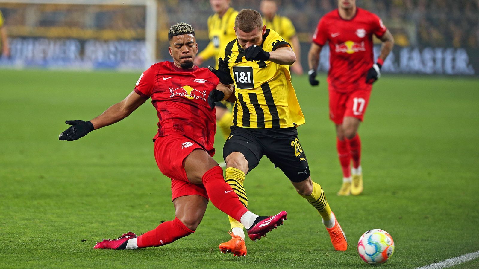 
                <strong>Benjamin Henrichs (RB Leipzig)</strong><br>
                Bei der Szene vor dem Elfmeter rückt der DFB-Nationalspieler ein, ist aber zu weit weg. Henrichs zieht häufiger ins Zentrum und hilft aus. Mehrmals wird er von den Dortmundern nur per Foul gestoppt. Als er gegen Ryerson selbst zulangt, gibt es Gelb. ran-Note: 3
              