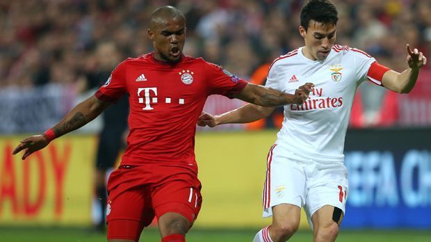 
                <strong>Douglas Costa</strong><br>
                Douglas Costa: Feiner Pass auf Ribery, der das 1:0 mit einleitete. Auf rechts nicht so auffällig wie Gegenpart Ribery. Lange nicht so explosiv wie in der Hinrunde. Von ihm erwartet man mehr. ran-Note: 4.
              