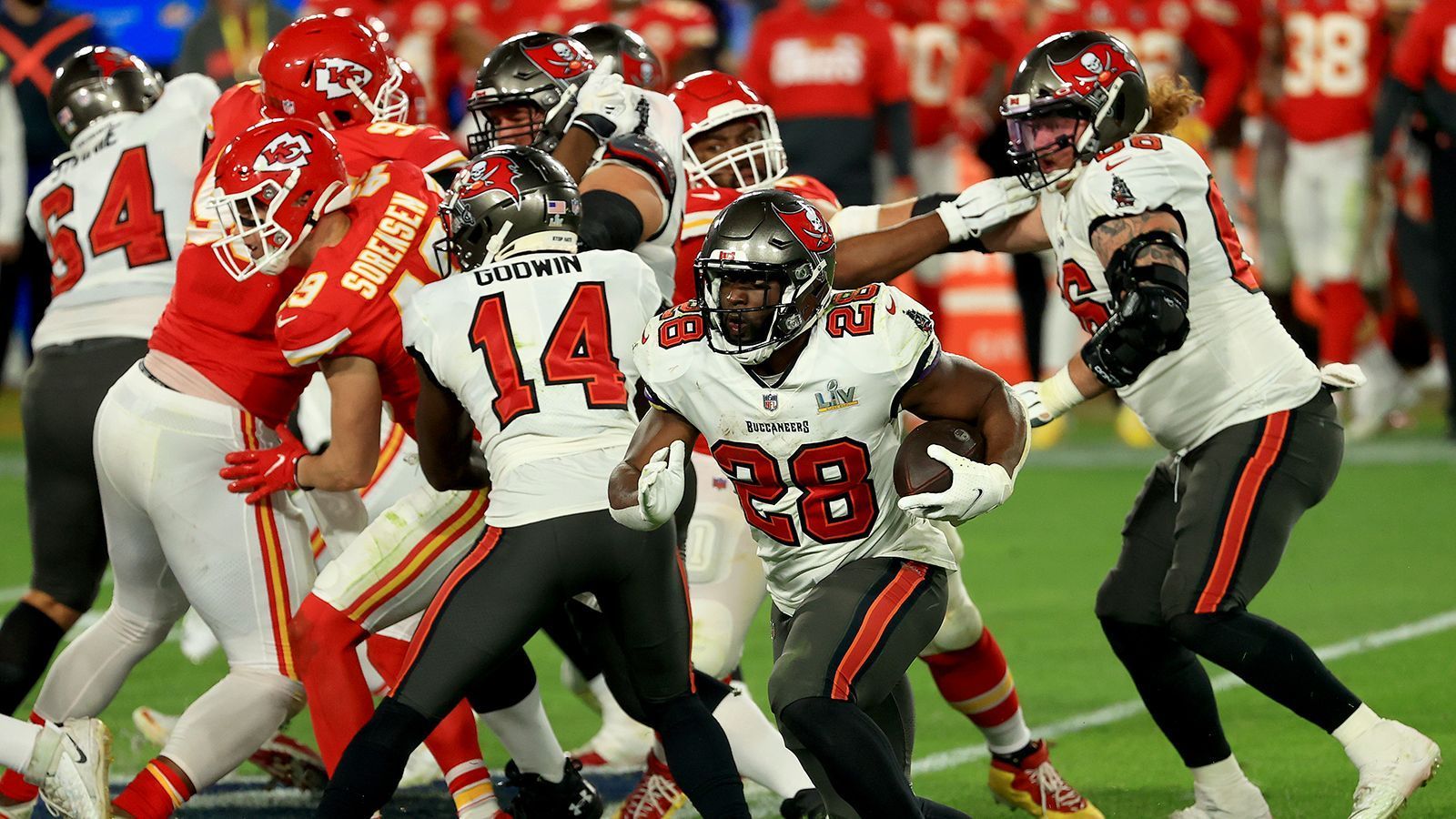 
                <strong>Gewinner: Monstermäßiger "Playoff Lenny" und bärenstarke Bucs-Defense</strong><br>
                Er war einer der Schlüssel zur starken Offensivleistung der Buccaneers im Super Bowl. Aber Leonard Fournette heißt halt nicht umsonst "Playoff Lenny". In den 16 Spielen der Regular Season lief er 97 Mal für 367 Yards, in den vier Spielen der Playoffs insgesamt 67 Mal für 300 Yards. Und auch im Endspiel gegen die Chiefs explodierte Fournette förmlich, brannte 89 Rushing- und 46 Receiving Yards auf den Rasen. Eine fette Erwähnung verdient aber auch die gesamte Defense der Buccaneers. Die Chiefs erzielte maue drei Field Goals, Mahomes schmiss zwei Interceptions und wurde dreimal von der Bucs-Defense gesackt. Defense wins championships!
              