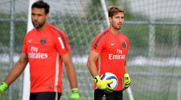
                <strong>Kevin Trapp und Salvatore Sirigu (Paris St. Germain)</strong><br>
                Kevin Trapp und Salvatore Sirigu: Und noch ein deutscher Torwart! Der Ex-Frankfurter Kevin Trapp (re.) macht nach seinem Wechsel im Sommer 2015 gleich mal dem langjährigen Stammtorhüter Salvatore Sirigu seinen Platz streitig. Dennoch bleibt der Italiener bei Paris St. Germain und bildet mit Trapp ein besonders starkes Torwart-Duo.
              