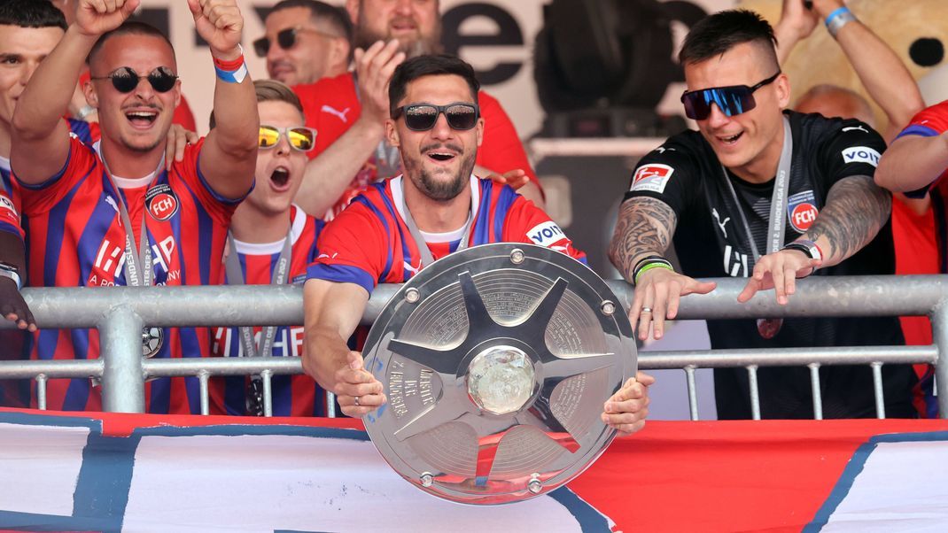 Platz 1 in der 2. Bundesliga ging 2022/23 an den 1.FC Heidenheim. Als Trophäe bekam das Team die Zweitliga-Meisterschale, gerne auch "Die Felge" genannt.