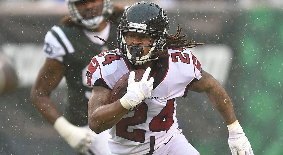 
                <strong>Devonta Freeman (Atlanta Falcons)</strong><br>
                Running Back, 25 Jahre, 4. Saison - Bis zur Bye Week am 5. Spieltag erlief der zweimalige Pro-Bowler fünf Touchdowns und verhalf dem Super-Bowl-Teilnehmer der vergangenen Saison zu drei Erfolgen. Doch dann riss der Faden bei ihm und der Franchise: Nur eines der jüngsten vier Spiele wurde gewonnen, Freeman blieb ohne weiteres persönliches Erfolgserlebnis. Merke: Läuft bei dem Ballträger nichts, geht auch bei den Falcons wenig zusammen.
              