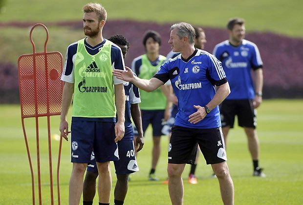 
                <strong>Schalke ist schon vor Ort</strong><br>
                Der FC Schalke 04 schlägt seine Zelte ebenfalls in Doha auf, reiste aber bereits am Freitag nach Katar. Mit dabei: Bayern-Leihgabe Jan Kirchhoff (l.), der den Knappen Stabilität verleihen soll
              