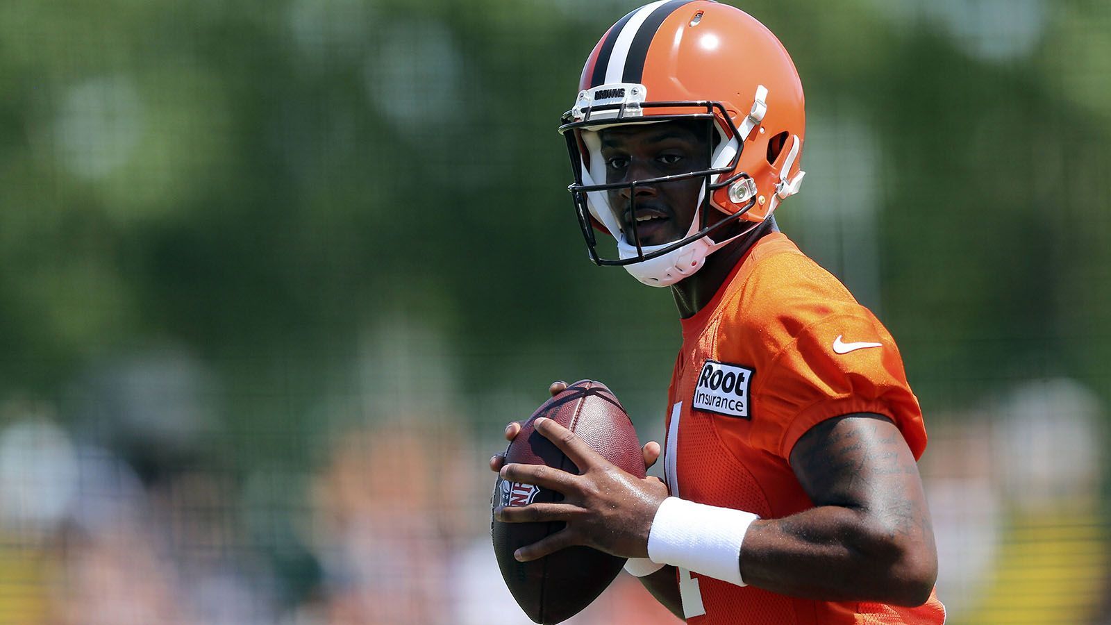 
                <strong>Deshaun Watson (Cleveland Browns)</strong><br>
                Spielt er oder spielt er nicht? Nachdem der Prozess gegen Deshaun Watson eigentlich beendet war, ging die NFL gegen das Urteil in Berufung. Die Liga will weiterhin, dass der Quarterback für die komplette Saison gesperrt wird. Stand jetzt verpasst der 26-Jährige, der in der Offseason von den Houston Texans zu den Cleveland Browns getradet wurde, die ersten sechs Saisonspiele. Sein bisher letztes Spiel in der NFL bestritt Watson am 3. Januar 2021, die Spielzeit danach setzte er aus.
              