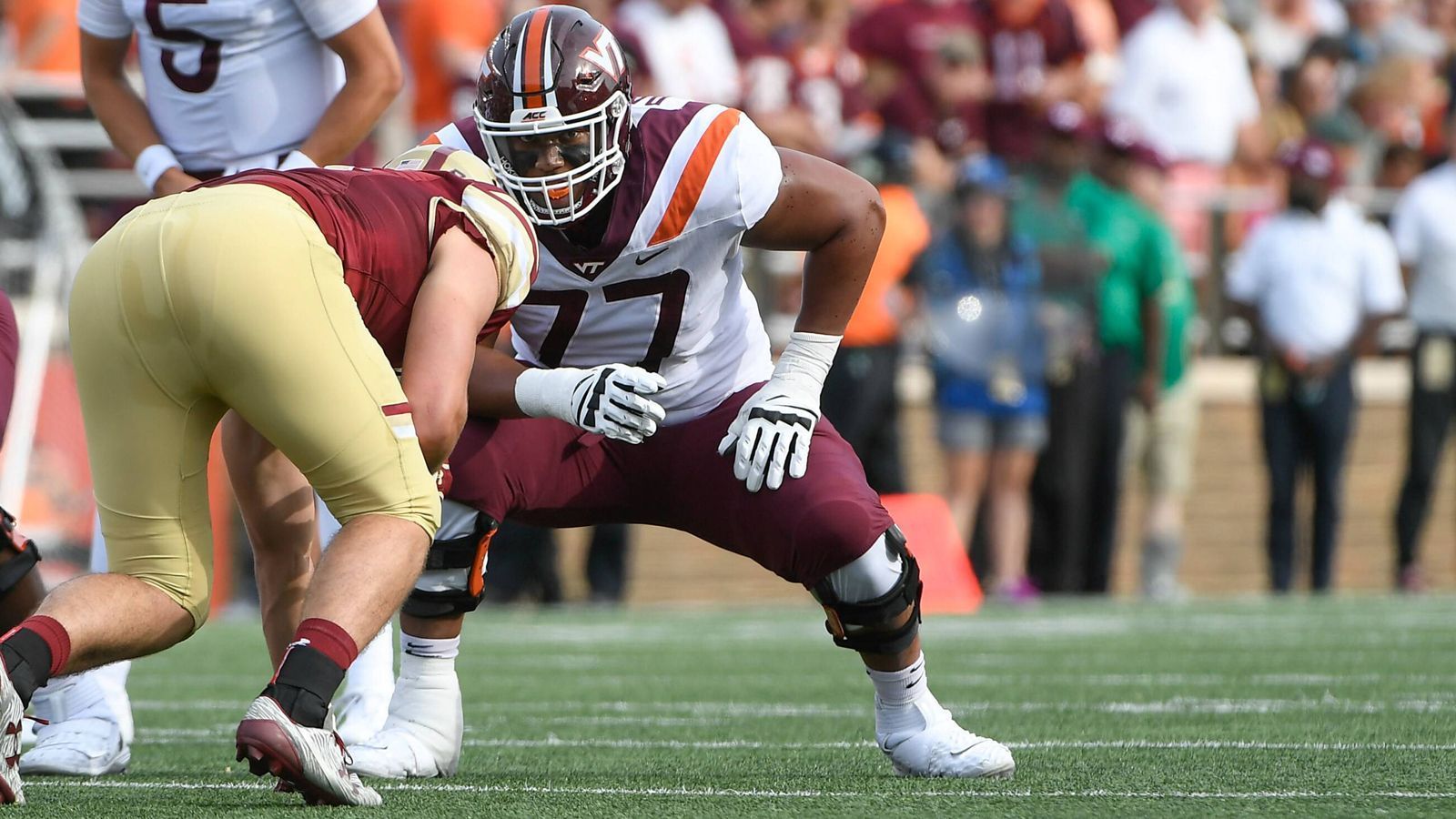 
                <strong>Christian Darrisaw (Virginia Tech)</strong><br>
                Christian Darrisaw von Virginia Tech wurde 2020 in das First Team All-ACC gewählt. Der 1,96 Meter große und 142 Kilogramm schwere Offensive Tackle hat sich technisch zuletzt stark weiterentwickelt, ist vor allem in der Pass Protection eine Bereicherung. Darrisaw hatte sich gleich in seiner ersten College-Saison als Starter etabliert. Selbiges könnte ihm in der NFL gelingen.  
              